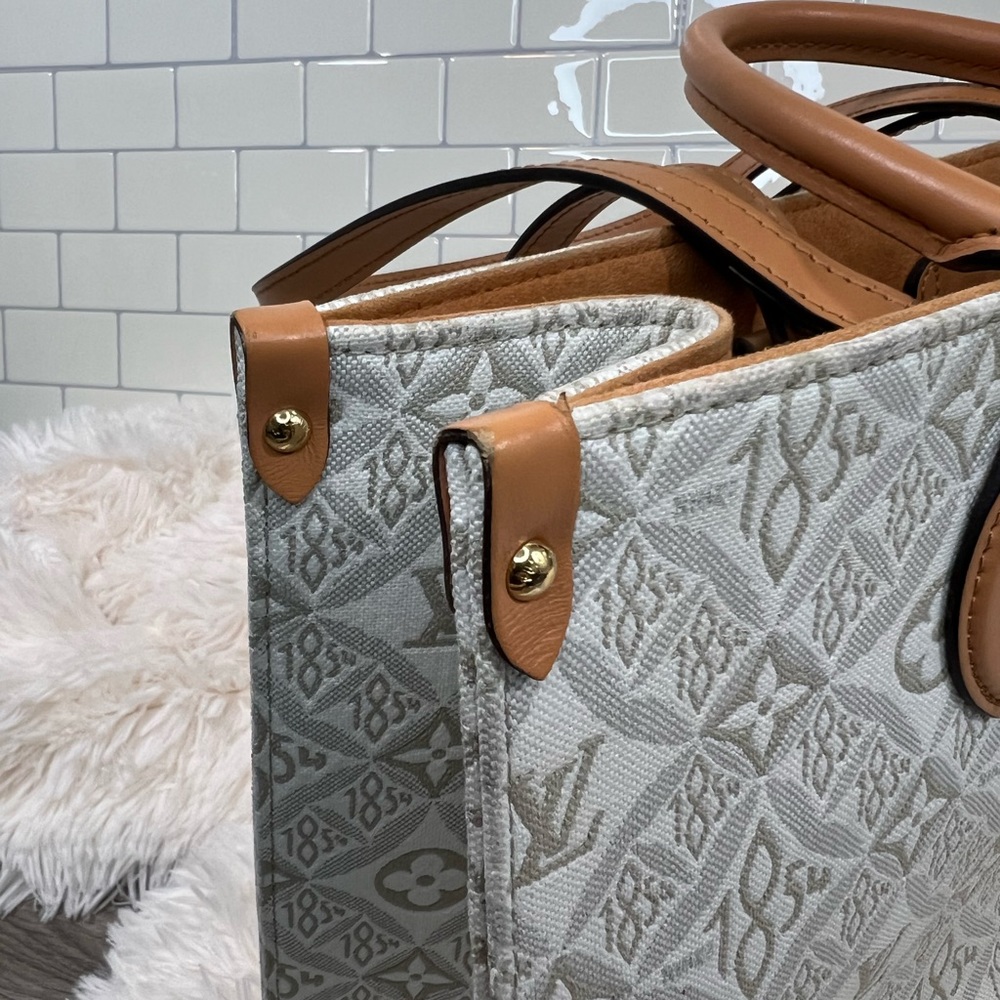 Louis Vuitton Jacquard 1854 Onthego MM in Creme - Picture 8 of 12